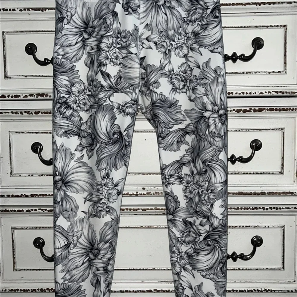 Like new 🖤🤍 Balance Collection black & white leggings Size L - Picture 8 of 12